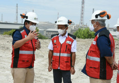 PG president director Dwi Satriyo Annurogo (left) accompanies Investment Minister Bahlil Lahadalia (center) and PI Vice President Nugroho Christijanto to inspect the soda ash factory project.