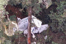 This handout picture taken and released on September 15, 2021 by Indonesia Search and Rescue (BASARNAS) shows wreckage of the Twin Otter 300 aircraft run by local airline Rimbun Air after it crashed in Sugapa district, in Intan Jaya regency. 