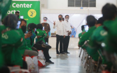 President Joko “Jokowi” Widodo greets Grab driver partners awaiting their second vaccination at Grab Vaccine Center Yogyakarta. 