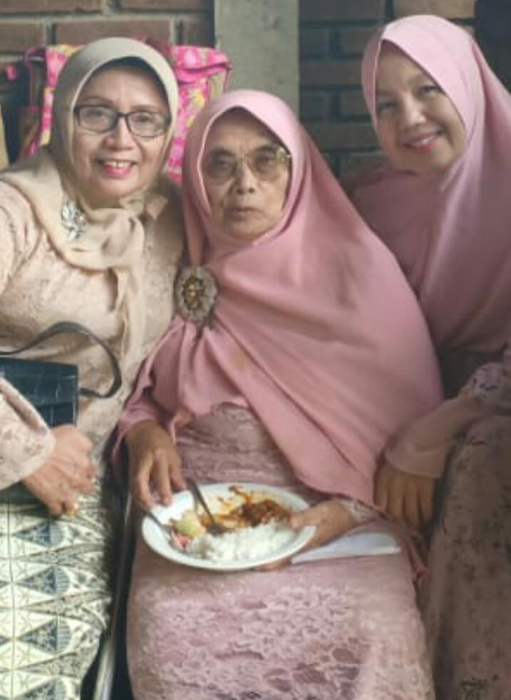 Family matriarch: Dede Komara binti Oyo Saryo (center) died at the age of 84 in the late evening of Aug. 12, 2021 in Bandung, West Java, from undiagnosed COVID-19. (Courtesy of the family of Dede Komara binti Oyo Saryo)