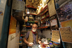 Treats and tradition in Tehran's oldest, tiniest teahouse