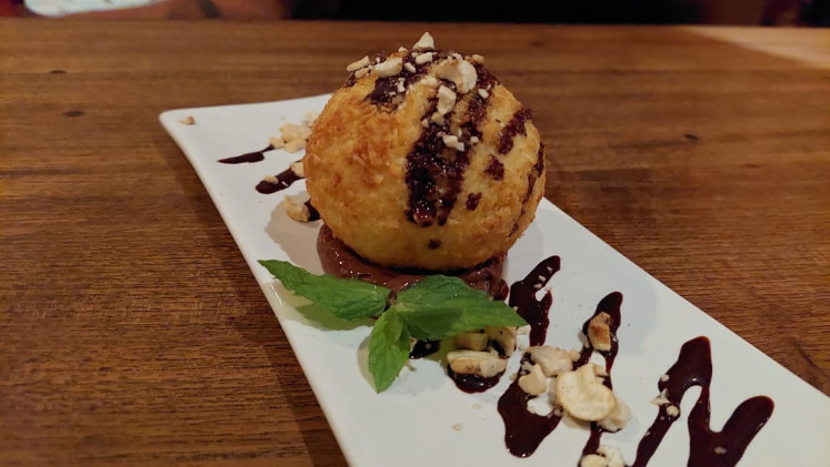 Always room for dessert: Mamasan does not have plenty options for desserts - it's deep-fried ice cream is the most recommended for those with sweet tooth.