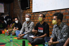 Education, Culture, Research and Technology Minister Nadiem Makarim stayed the night with suku anak dalam or orang Rimba (the Forest People) and met with a community at Bunga Kembang Teaching Learning Activity Center (PKBM) in Sarolangun regency, Jambi province on Sept. 21.