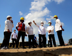 BP Batam chairman Muhammad Rudi monitors road and port infrastructure development in Batu Ampar.