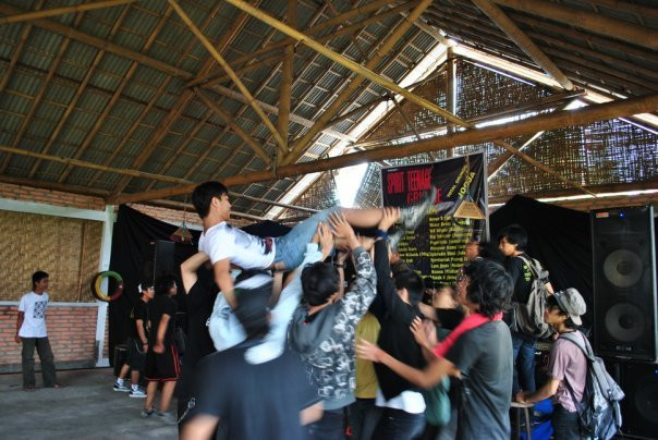 Lifted: A crowd at a Jogja Grunge People gig in 2009. (Jogja Grunge People Facebook)