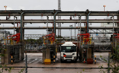  Fuel 'panic-buying' in UK could see army to rescue 