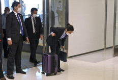 Kei Komuro (R), the boyfriend of Japan's Princess Mako, bows upon his arrival at Narita airport in Chiba Prefecture on September 27, 2021 from the United States.