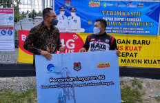 Banggai Regent H. Amirudin Tamoreka (left) and SVP - Head Of Corporate Communications Indosat Ooredoo Steve Saerang (right) attend the inauguration of  Ondo-Ondolu Village’s 4G network, in Banggai Regency, Central Sulawesi.