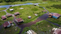 In Venezuela, a village on stilts slowly succumbs to mud