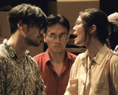Expression versus Idealism: Tension clashes between Panca (played by Chicco Jerikho; left) and Linda (played by Agnes Natasya Tjie; right) as Surya/Satriya (played by Jefri Nichol; center) looks on. (Bioskop Online)