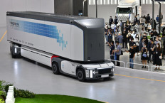 Visitors look at a hydrogen fuel-cell-powered trailer drone at the Hyundai booth during a 'Hydrogen Mobility Energy Show' at the Kintex exhibition center in Goyang, South Korea, on Sept. 8, 2021.