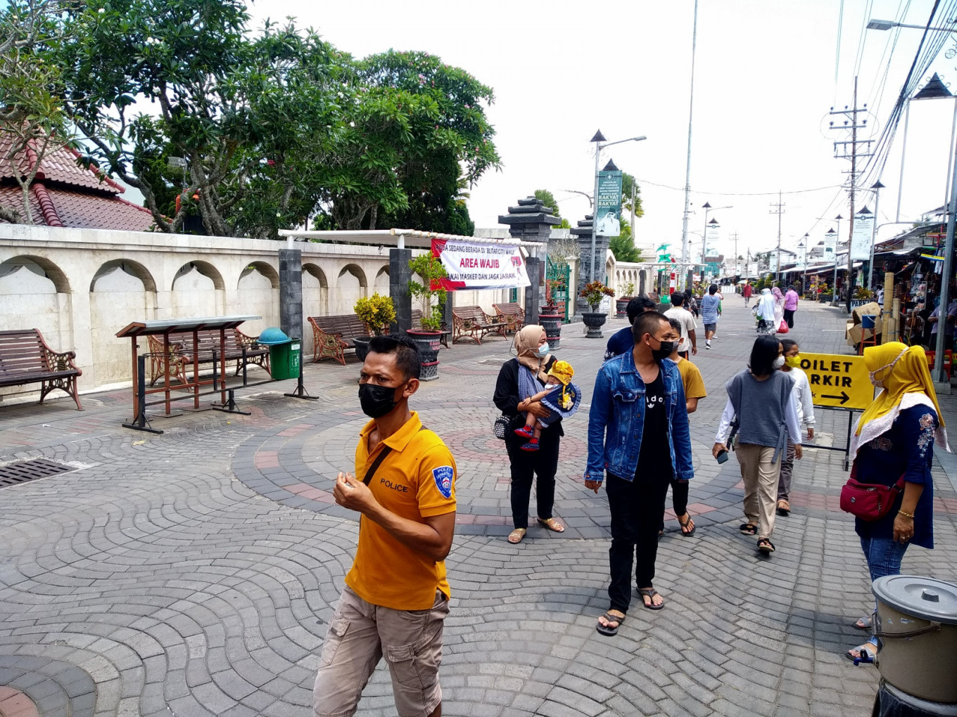 Visitors stroll around a street where souvenir shops are located in the northern part of the grave compound of Indonesia&rsquo;s first president Sukarno in Blitar, East Java, on Sept. 19, during a trial run for the reopening of the grave. Before the pandemic, Sukarno's grave was a popular tourist spot.