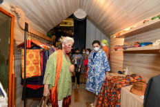 Discovering the beauty: Mrs. Golnaz Rezai de Matres (wife of the Spanish ambassador) and Indonesian Batik Foundation chairperson Yanti Airlangga take a look at the various batik being showcased. (Yayasan Batik Indonesia)
