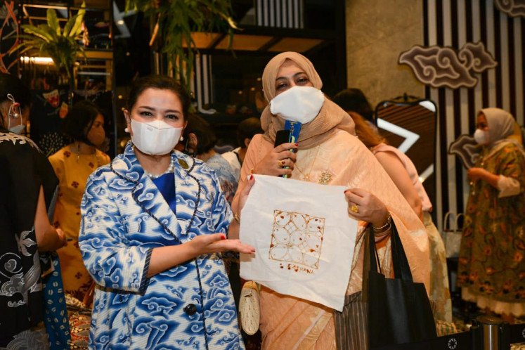 Proud: Mrs. Farhana Sultana (wife of the Bangladesh ambassador) shows the batik that she made during the event. (Yayasan Batik Indonesia)