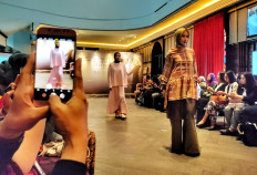 Industry in trouble: Models showcasing Muslim attires by IFC designers at the press conference of Muffest 2020. (JP/Sylviana Hamdani)