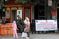 Visitors enjoy the Old City (Kota Tua) Area, Jakarta, Monday (28/12/2020). The DKI Jakarta Provincial Government closed public areas and a number of tourist attractions during the Christmas and New Year holidays on December 24, 25 and 31, 2020, and January 1, 2021 to reduce crowds amid the COVID-19 pandemic. 
