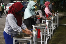 Simple gestures: Merchants and shoppers wash their hands at Osowilangun Market in Surabaya, East Java. The Osowilangun Market management has installed 20 handwashing facilities and 50 bottles of hand sanitizers as well as distributed 400 individual bottles of hand sanitizer to visitors as part of its efforts to prevent COVID-19. 