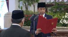 President Joko "Jokowi" Widodo (right) reads aloud the oath for ambassadors-elect to recite in this screen-grab of the livestreamed inauguration ceremony at the Presidential Palace, on Monday.