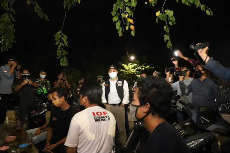 Direct response: Surabaya Mayor Eri Cahyadi (center) speaks to youths who violated the COVID-19 health protocols in the East Java provincial capital in this file photo. 