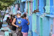 Filipinos flock to cemeteries ahead of All Saints' Day closure