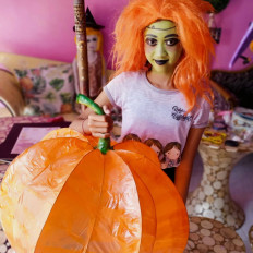 Pumpkin time: Witches hat and dark angel wings for rent, at Ubud Fairy Village. (Courtesy of @Ubudfairyvillage / @halloweencostumehirebali)