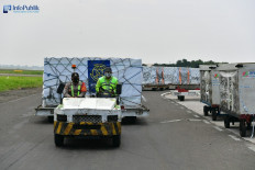 Reinforcements: Workers at the cargo terminal of Soekarno-Hatta International Airport in Tangerang, Banten, transport a batch of vaccines on Friday. Three batches of vaccines arrived for distribution to regions in need as part of a vaccination acceleration program. 