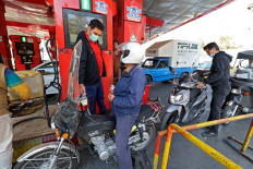 A gas station attendant fills a motorcycle in the Iranian capital Tehran, October 27, 2021. Iranian authorities blamed a mysterious cyberattack for unprecedented disruption to the country's fuel distribution network.
