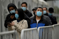 People queue for swab test for Covid-19 coronavirus in Beijing on November 1, 2021.
