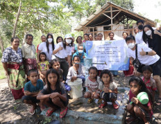 Jakarta Intercultural School students and members of Solar Chapter pose for a picture with children of Fatoin village in East Nusa Tenggara.
