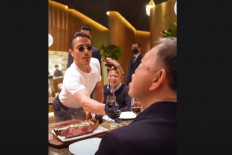 Vietnam gets angry over minister's gold-leaf steak