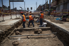 Workers digging gas pipes in Peru find 2,000-year-old gravesite