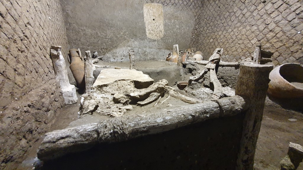 Slave room discovered at Pompeii in 'rare' find