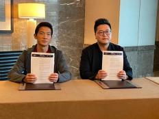 Sinar Mas Land representative Michael Widjaja, the Group CEO of Sinar Mas Land (right), and Group 42 (G42) representative Peng Xiao, the Group CEO of G42 (left), signed a memorandum of understanding (MoU) in Abu Dhabi on Nov. 1 to enhance smart city development in BSD City. G42 is an Abu Dhabi-based Artificial Intelligence (AI) and cloud computing company.