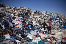 Chile's desert dumping ground for fast fashion leftovers