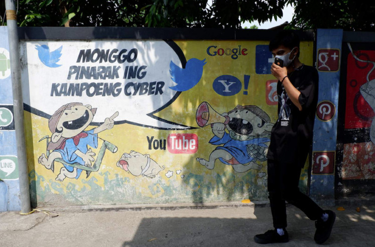 Modern neighborhood: A mural illustration welcomes visitors to the Cyber Village. (JP/A. Kurniawan Ulung)