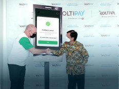 Agriculture e-wallet: Koltiva CEO Manfred Borer (left) and Artajasa business director Anthoni Morris shake hands at the KoltiPay launch event on Nov. 3, 2021 at the agritech company’s South Jakarta headquarters.