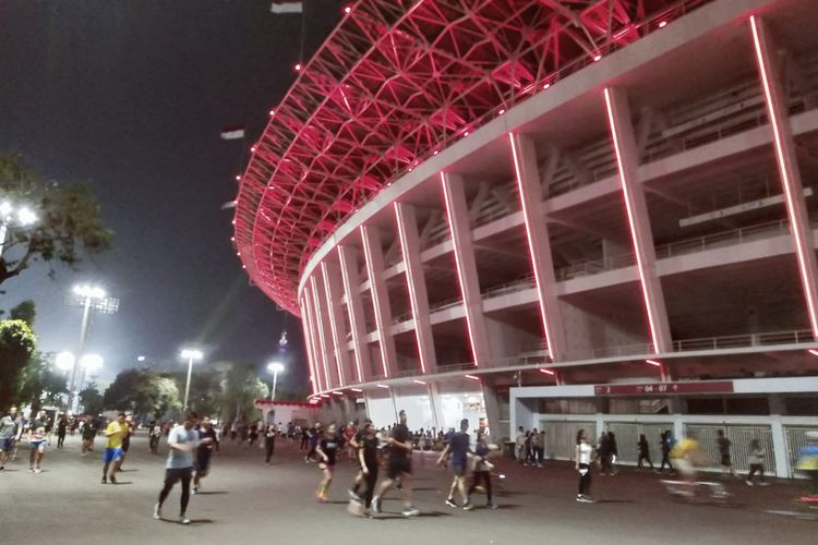 Favorite spot: Gelora Bung Karno sports complex has become a popular evening workout spot. Physical exercise is important to maintain a healthy lifestyle during the pandemic. 
