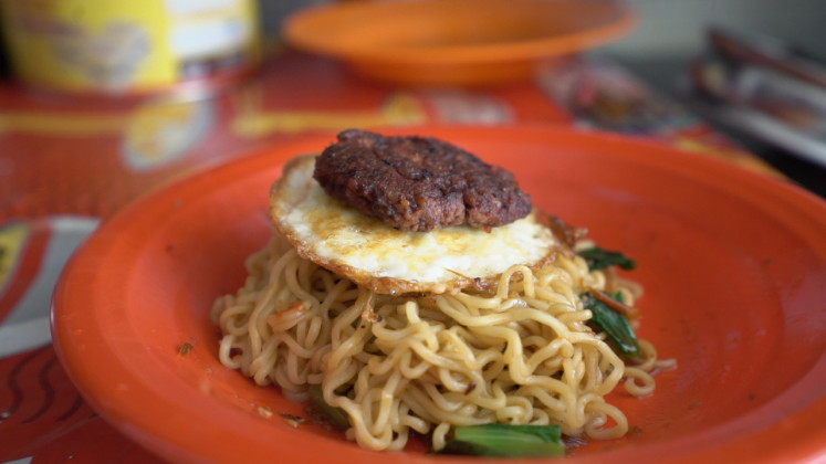 Fry it: A serving of instant fried noodle.  (The Jakarta Post)