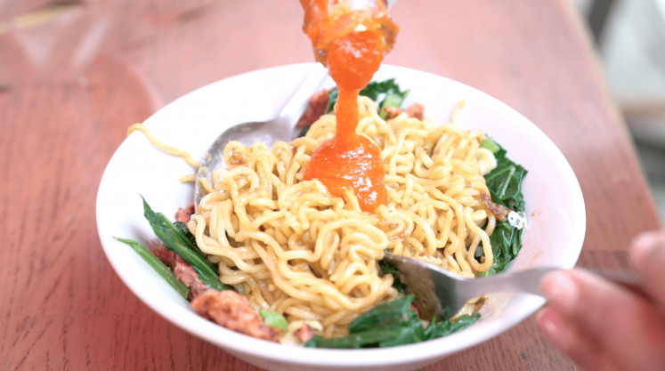 Spice it up: Some prefer to have their instant noodles engulfed in a good amount of spicy sauce.  (The Jakarta Post)