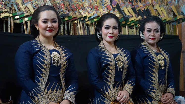 Keeping the tradition alive: Suci (L) with her fellow sindhen performers. (Courtesy of Suci Ofita Dewi).