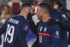 France's forward Karim Benzema (left) celebrates scoring with France's forward Kylian Mbappe during the FIFA World Cup Qatar 2022 qualification Group D football match between Finland and France at the Olympic Stadium in Helsinki, on November 16, 2021. 