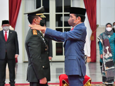 Jokowi swears in new TNI commander, Army chief of staff
