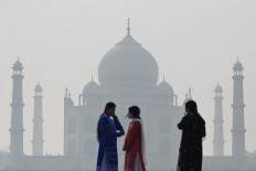 India welcomes back tourists but smog shrouds Taj Mahal
