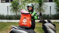 A Gojek driver delivers food ordered via the company’s GoFood application in Jakarta, on Sept. 8, 2019.
