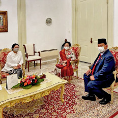 House of Representatives Speaker Puan Maharani (left) poses alongside her mother, former president Megawati Soekarnoputri (center) and Defense Minister Prabowo Subianto at the Presidential Palace in Jakarta on Nov 17. The photo was posted on Puan's Twitter account on Nov. 18.
