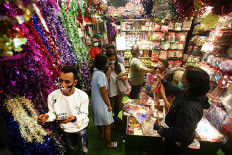 Beware, it’s Christmas: Customers shop for Christmas decorations at Asemka Market, West Jakarta, on Sunday. Vendors reported that their sales had dropped 50 percent this year due to the COVID-19 pandemic. 