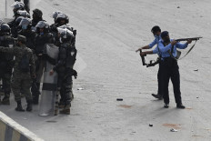 Pakistan mob set fire to police station over Koran desecration