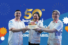 Happy 50th: Posing with a cake to celebrate 50 years of Bogasari are (from left) PT Indofood Sukses Makmur director Axton Salim, PT Indofood Sukses Makmur director and Bogasari Group head Franciscus Welirang and Bogasari Group senior vice president of marketing Ivo Ariwan.