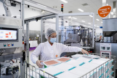 A GSK employee is at work at the factory of British pharmaceutical company GlaxoSmithKline (GSK) in Wavre on February 8, 2021 where the Covid-19 CureVac vaccine was produced.