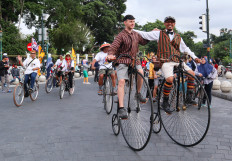 Thousands of Onthel (old) bicycle enthusiasts from various regions and countries, Sunday morning (11/10/2019) attended a bicycle parade in the city of Yogyakarta. This event is the highlight of the Jogja Republik Onthel event. 